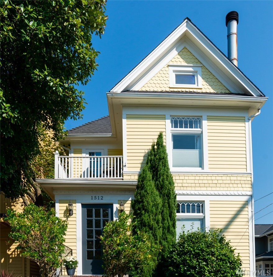 Property Photo: 1512 Nob Hill Avenue N WA 98109