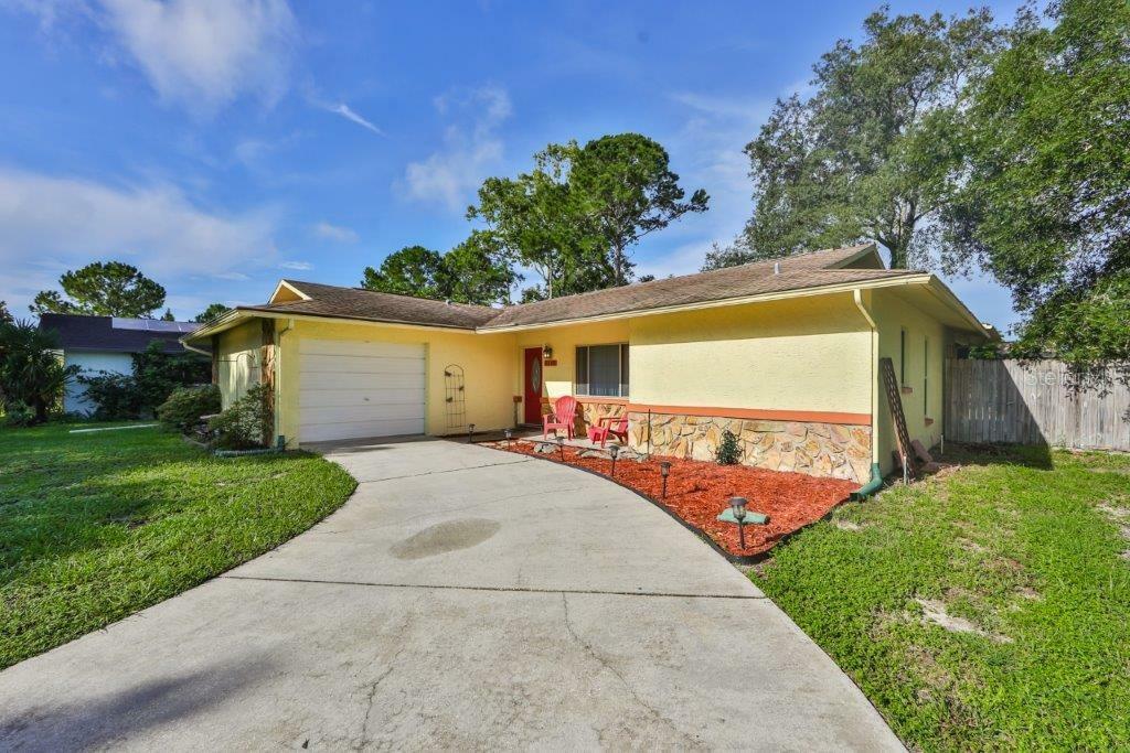 Property Photo:  1390 Crescent Court  FL 34689 