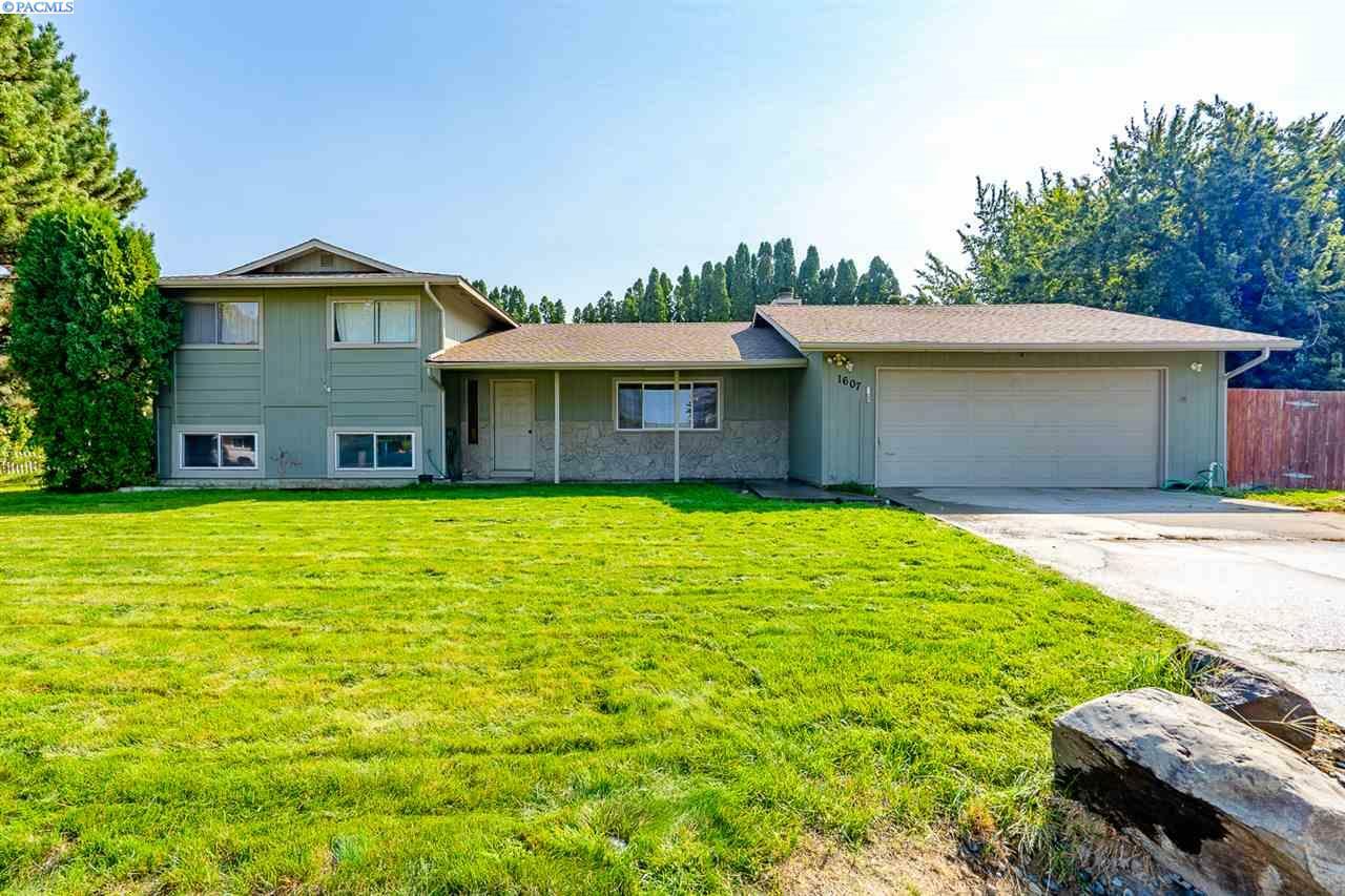 Property Photo:  1607 S Nelson  WA 99338-1418 