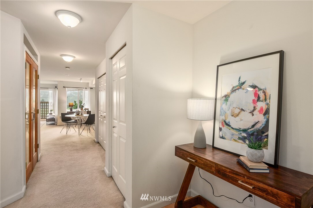 Property Photo: 2530 15 Avenue W 406 WA 98119