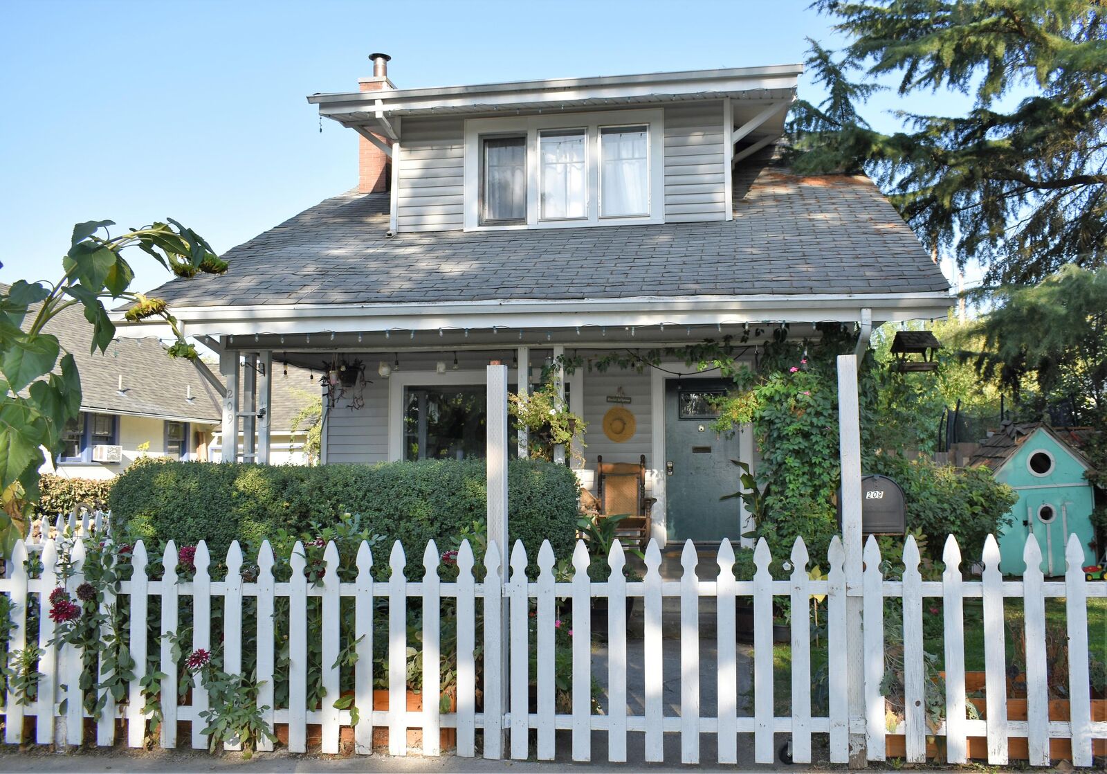 Property Photo: 209 S Orange Street OR 97501