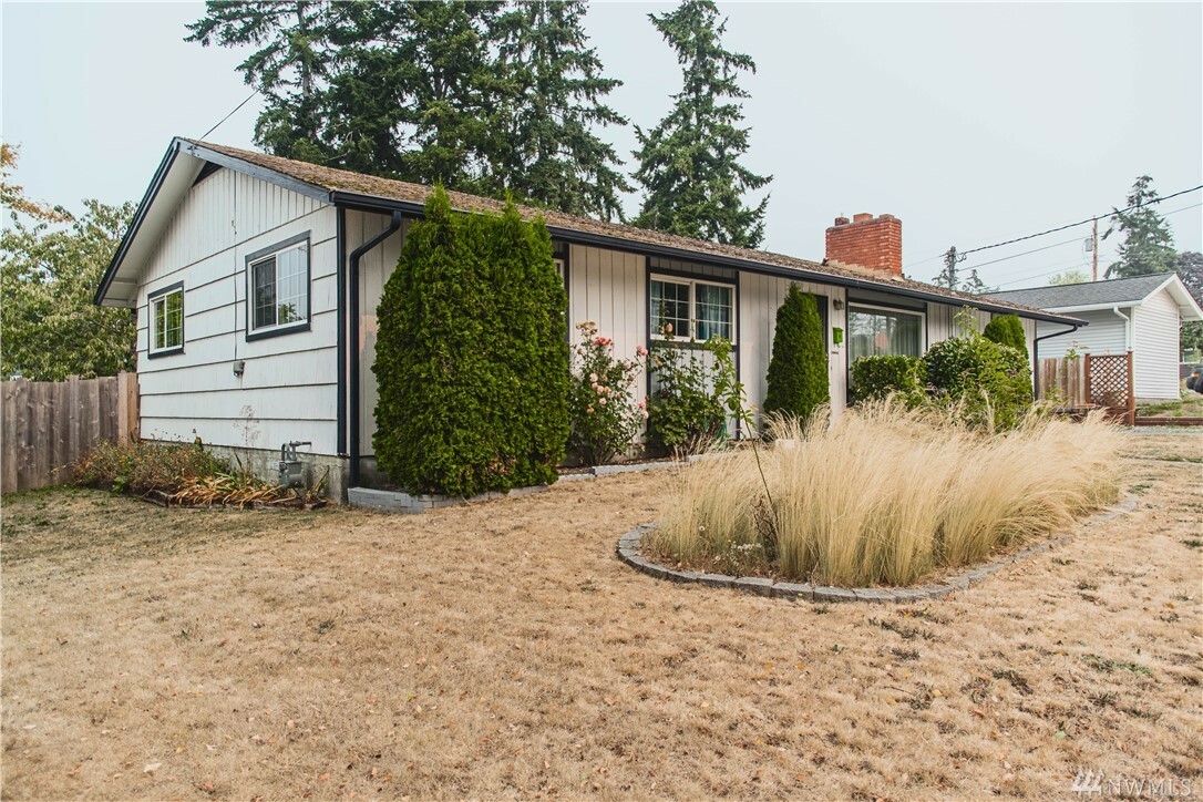 Property Photo:  1652 NE 3rd Ave  WA 98277 