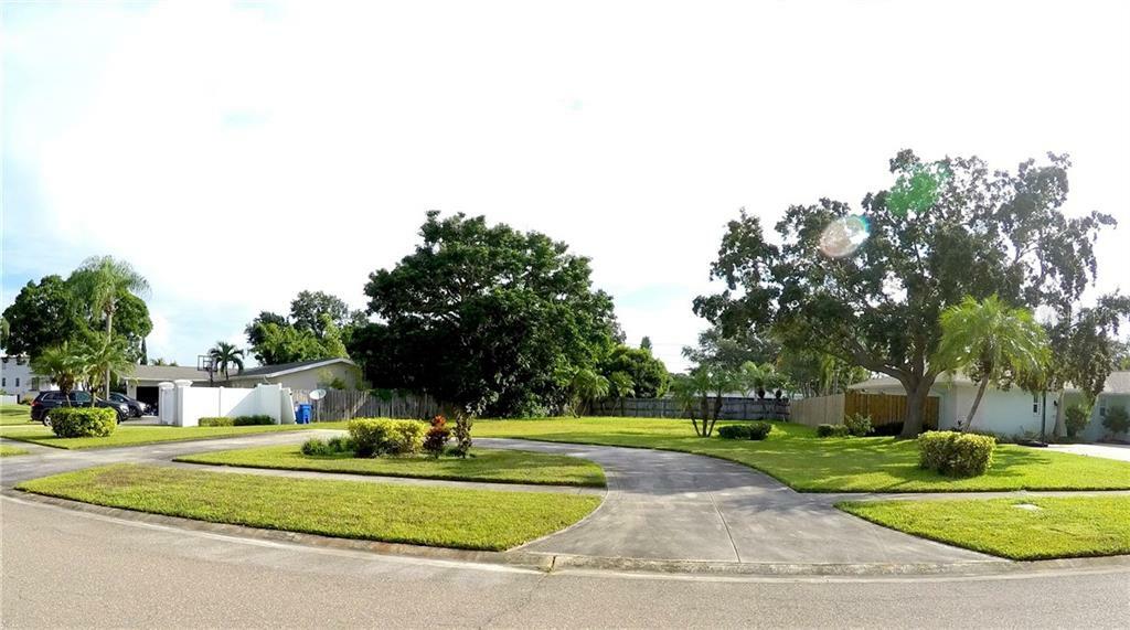 Property Photo:  1010 Eden Isle Drive NE  FL 33704 