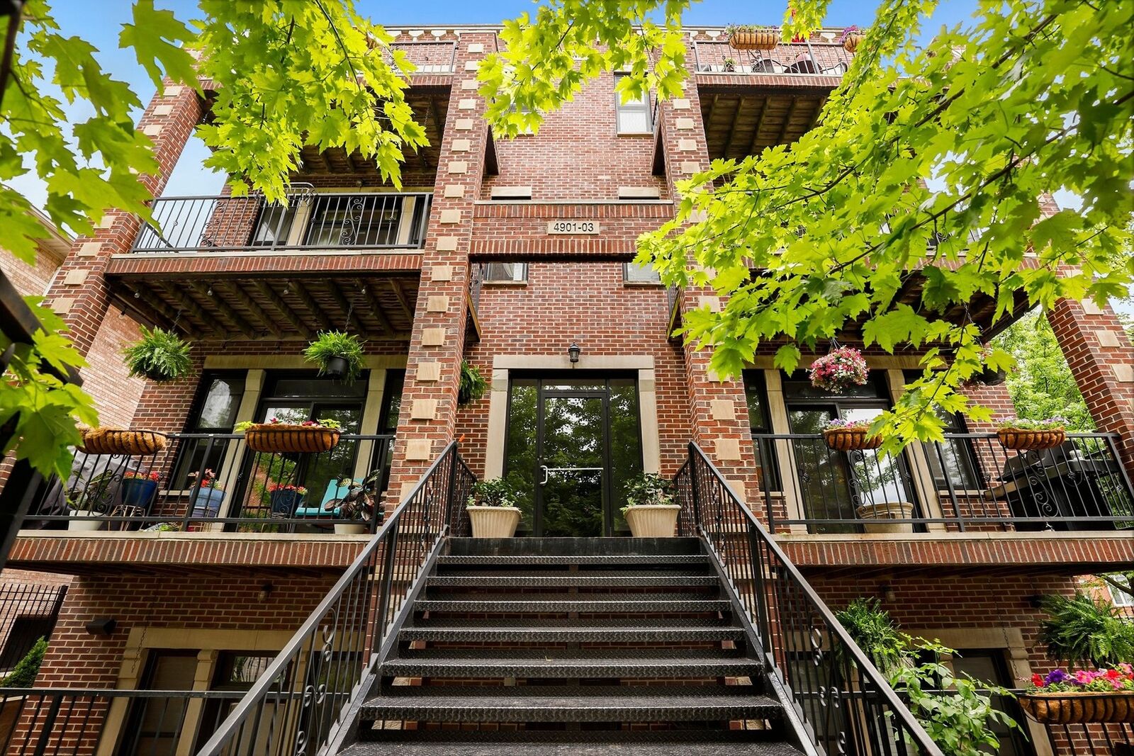 Property Photo: 4903 N Winthrop Avenue 1N IL 60640