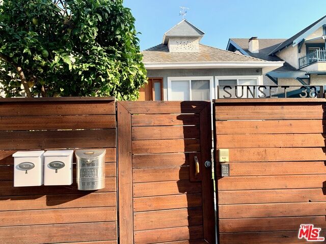 38 Sunset Ave  Venice CA 90291 photo