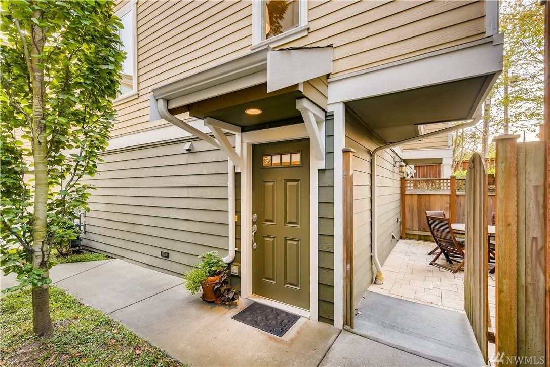 Property Photo: 4504 NE 55th St B WA 98105