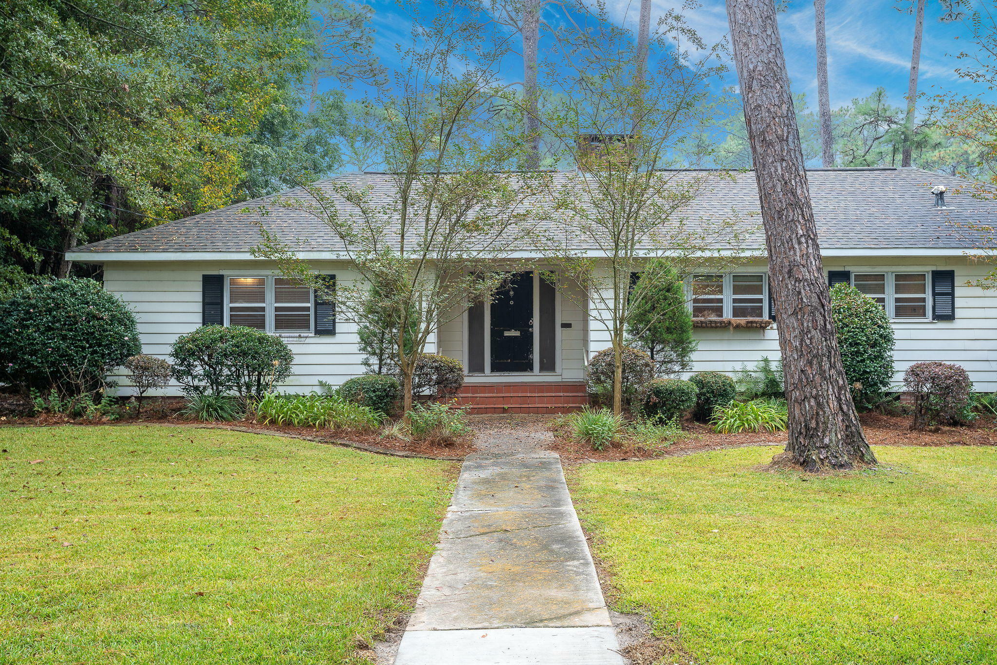 Property Photo:  1908 Ridgeway Ln.  MS 39401 