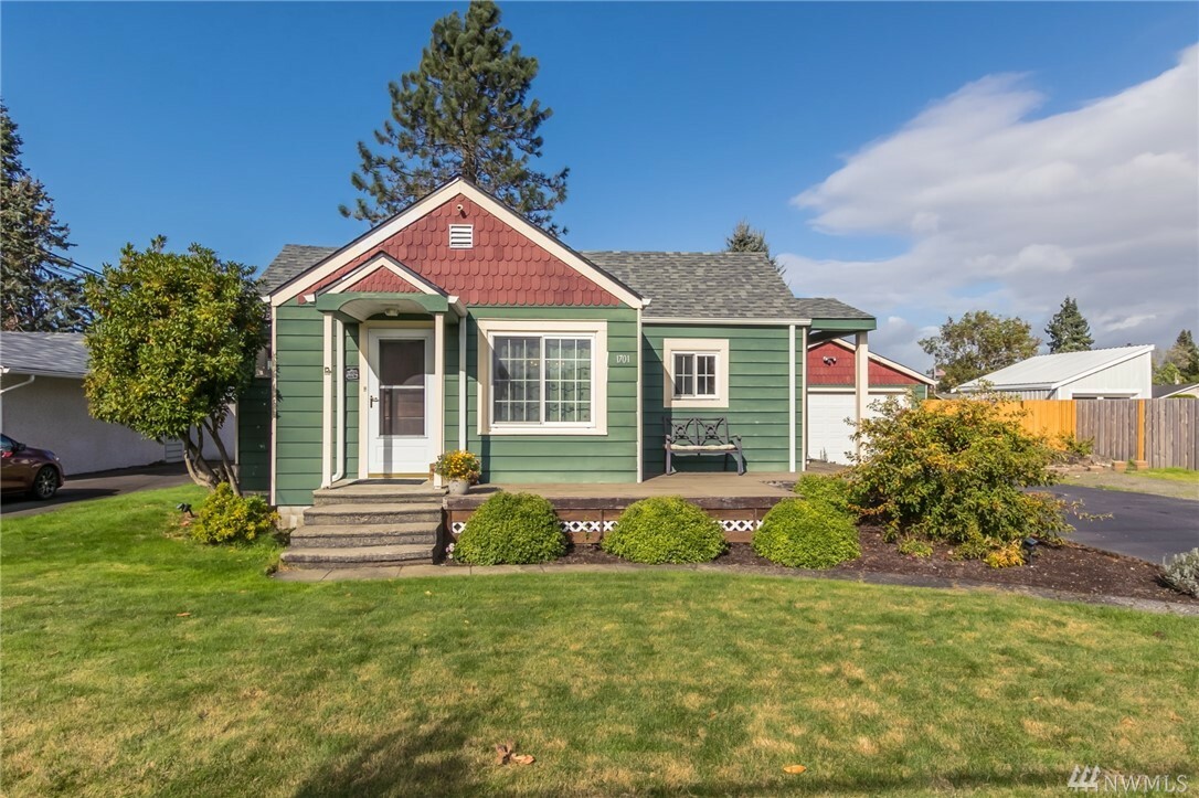 Property Photo:  1701 7th Ave SW  WA 98371 