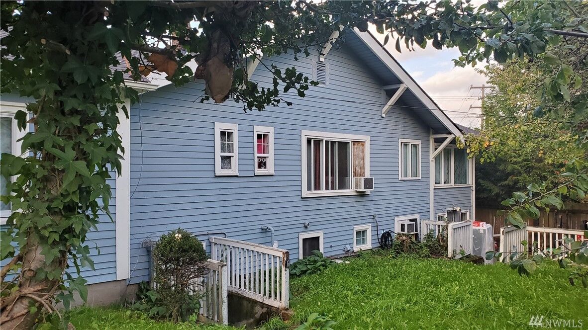 Property Photo:  10033 Des Moines Memorial Dr S  WA 98168 