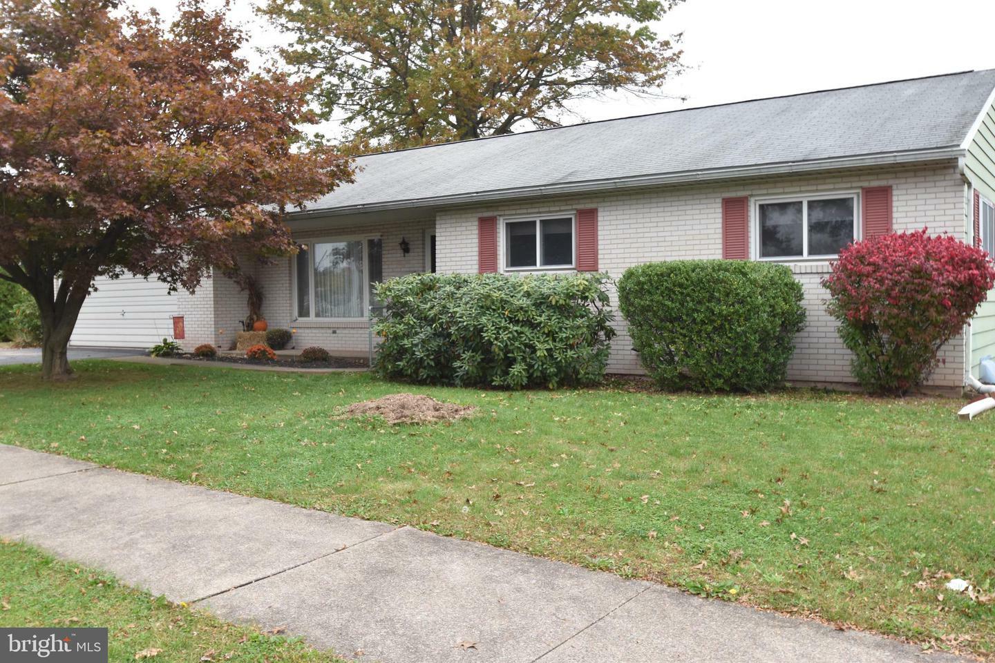 Property Photo:  1002 Brookfield Circle  PA 18951 