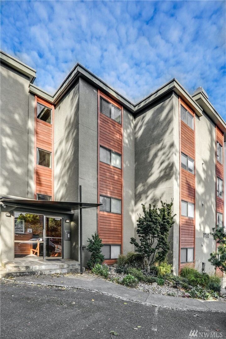 Property Photo: 1717 5th Ave N 302 WA 98109