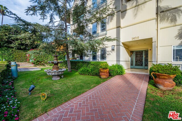 Property Photo:  1426  N Laurel Ave 408  CA 90046 