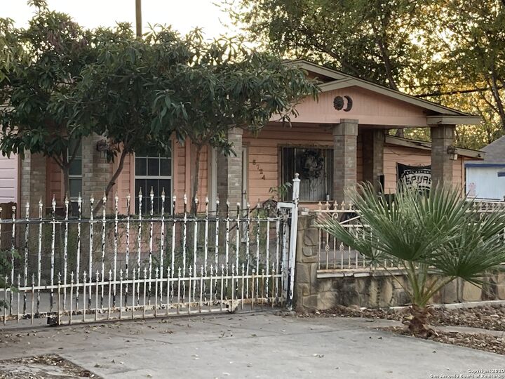 Property Photo:  3724 W Salinas St  TX 78207 