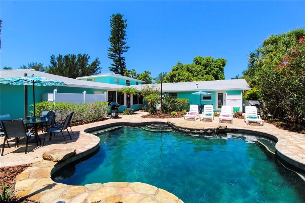 Property Photo: 201 Elm Avenue FL 34216
