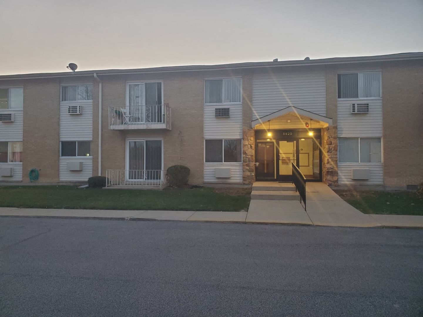 Property Photo: 8820 N Western Avenue 1C IL 60016
