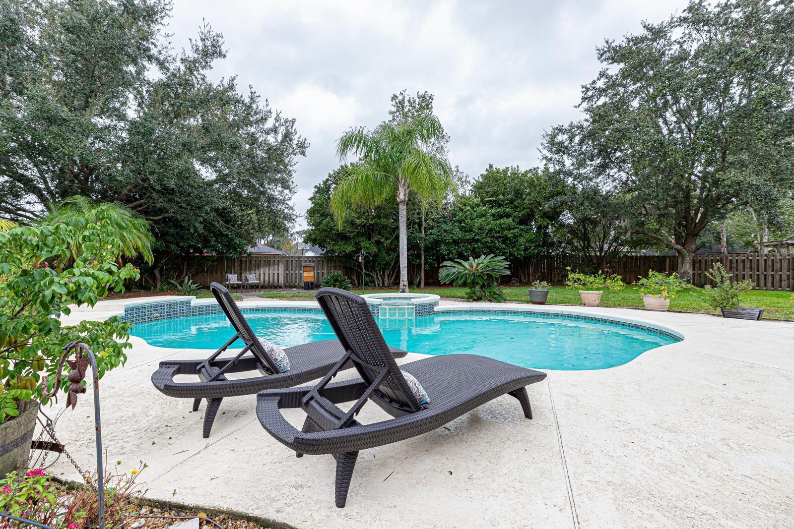 Property Photo: 1412 Perth Road FL 32221