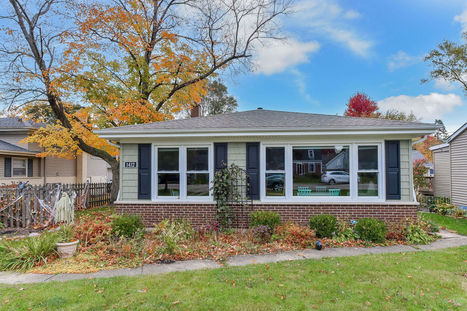 Property Photo: 1412 S 3rd Street IL 60174