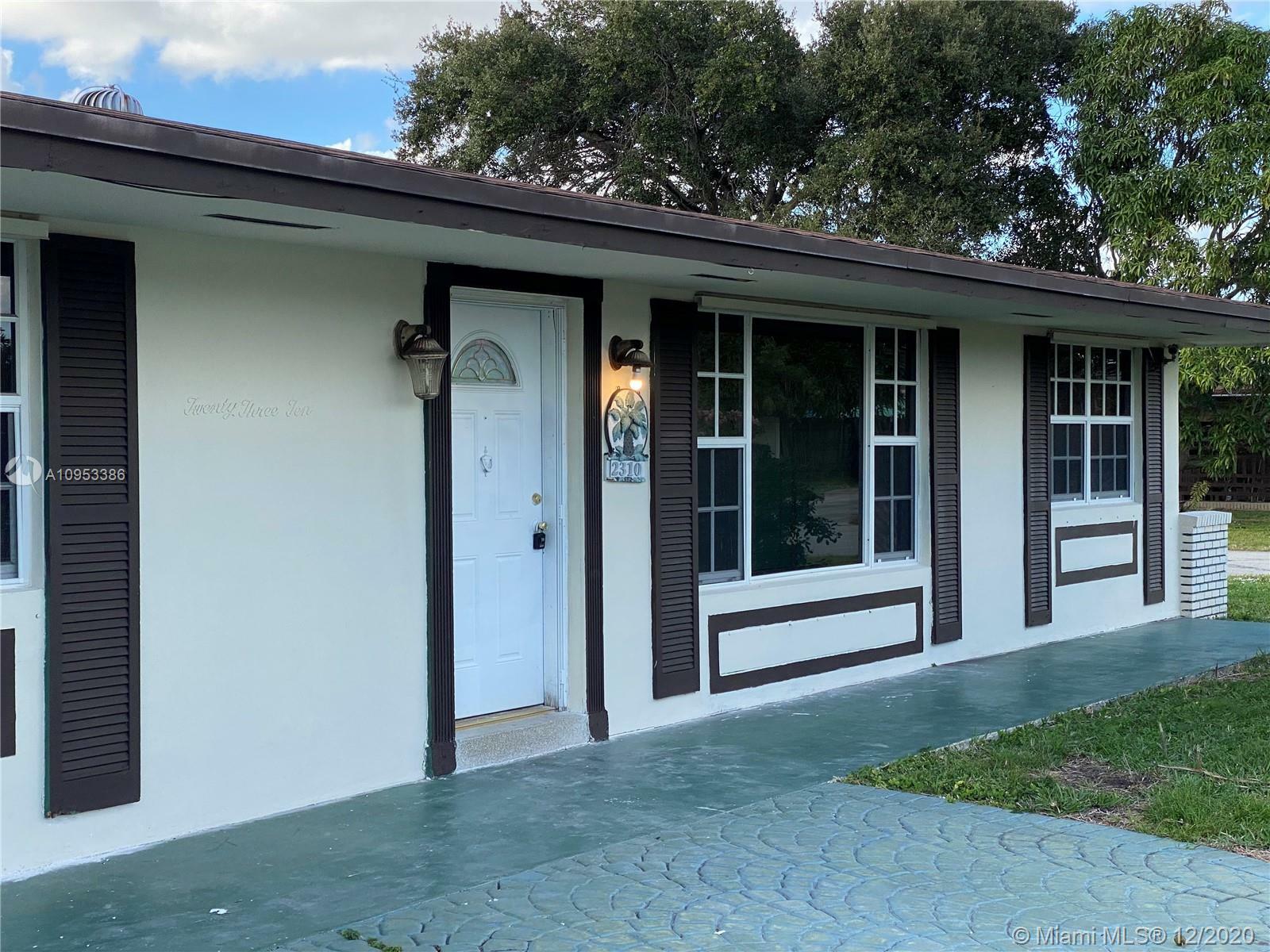 Property Photo:  2310 E Nassau Dr  FL 33023 