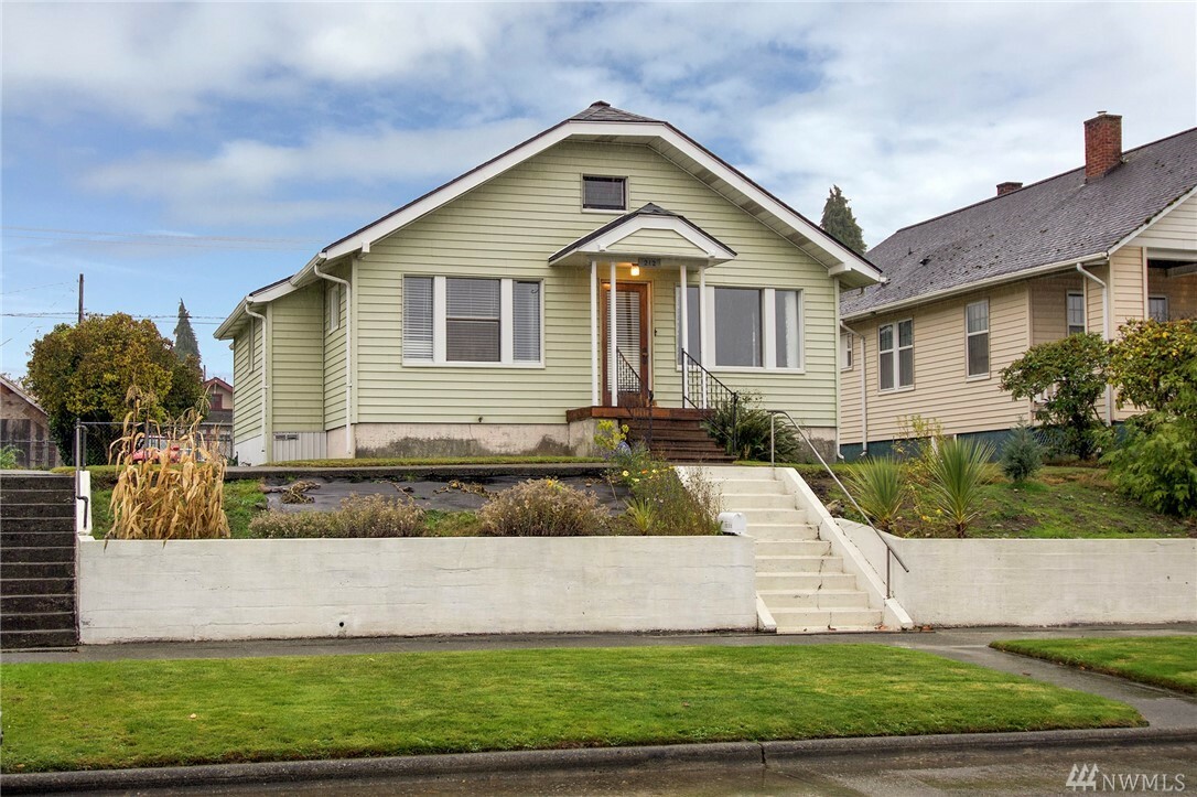 Property Photo:  212 E 9th St  WA 98362 