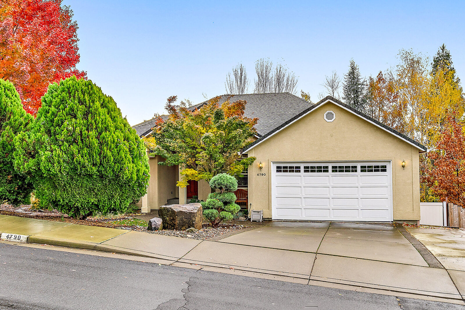 Property Photo: 4790 Cloudcrest Drive OR 97504