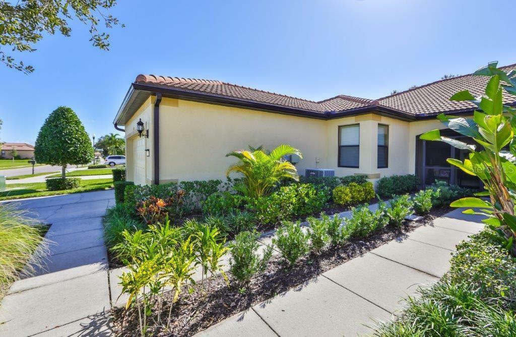 Property Photo:  418 Seneca Falls Drive  FL 33572 