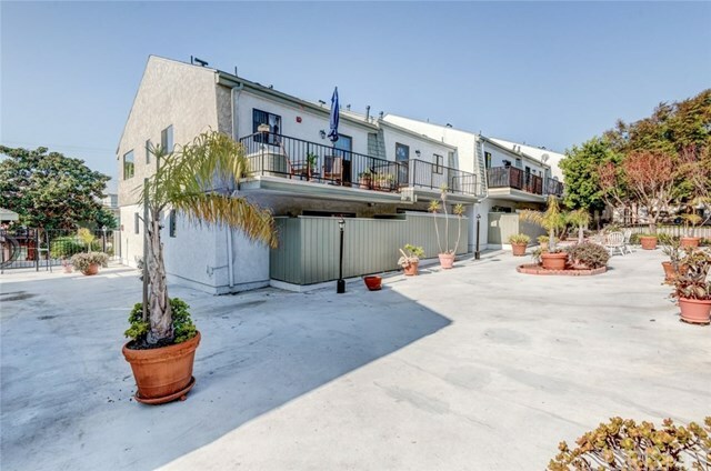 Property Photo:  222 S Irena Avenue S  CA 90277 