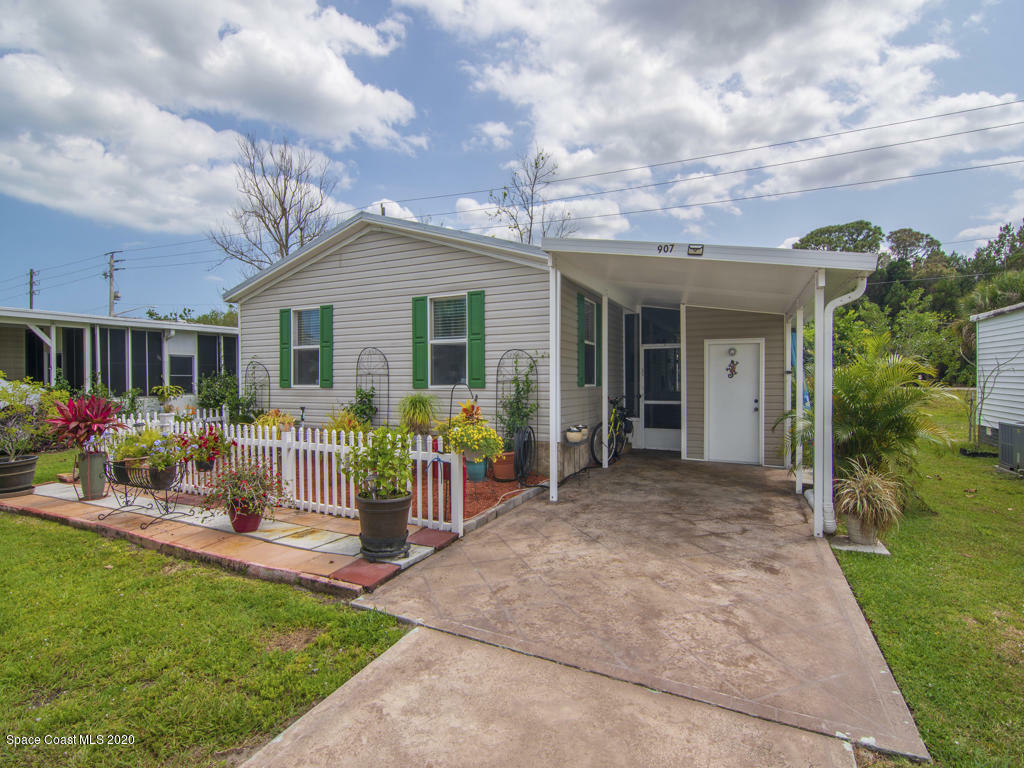 Property Photo:  907 Vireo Drive  FL 32976 