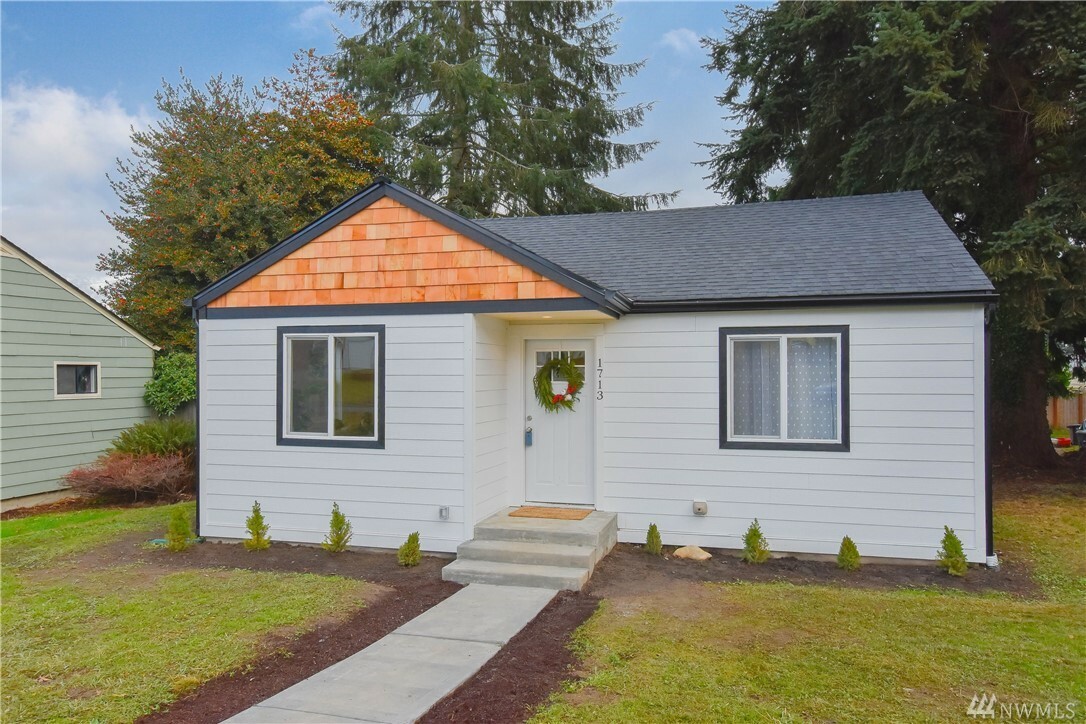 Property Photo:  1713 Pine St  WA 98201 