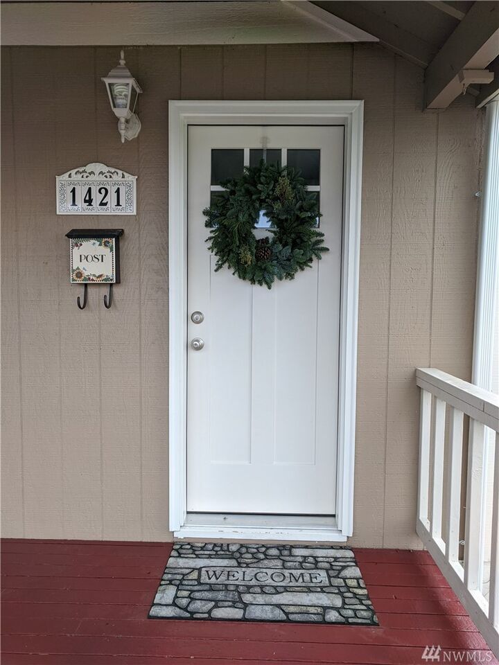 Property Photo:  1421 Hoyt Ave  WA 98201 