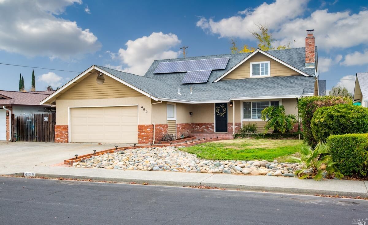 Property Photo:  409 Elsinore Drive  CA 95687