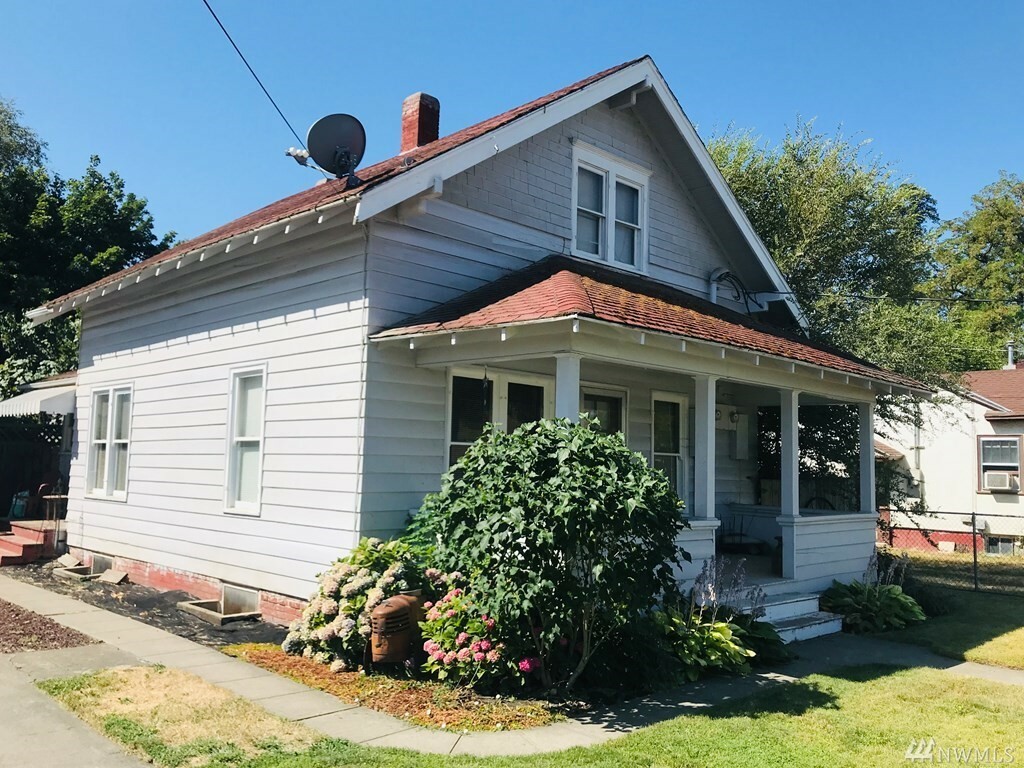 Property Photo:  310 SE 6th St  WA 99324 