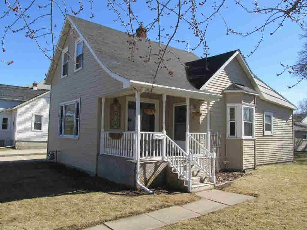 Property Photo:  415 E Doty Avenue  WI 54956-6125 