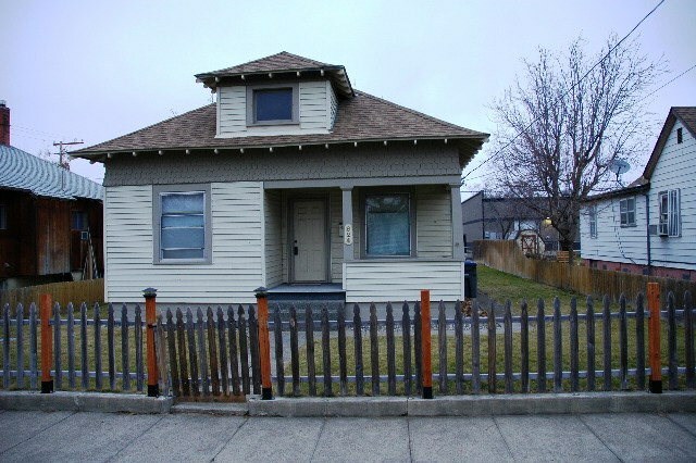 Property Photo:  824 W Birch St  WA 99362 