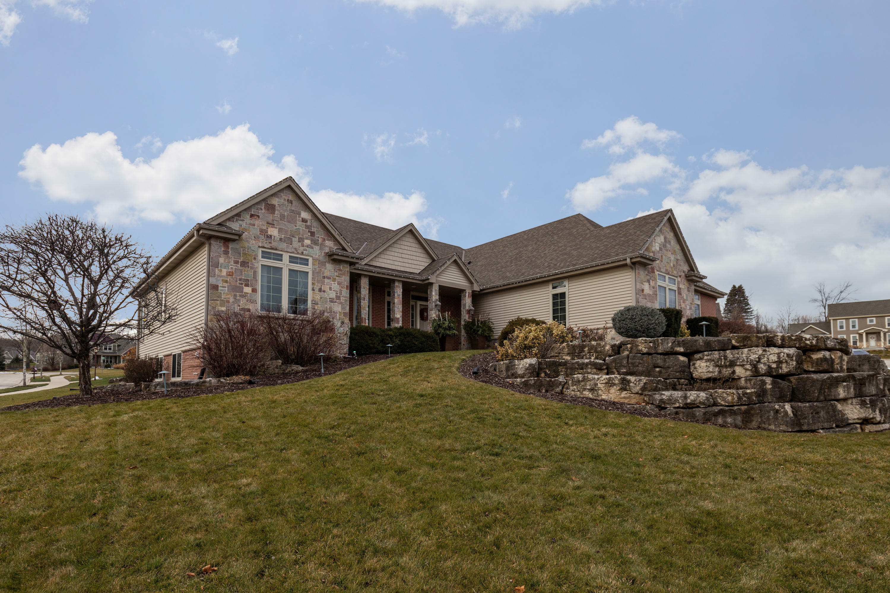 Property Photo: 2304 Rustic Woods Ct WI 53188