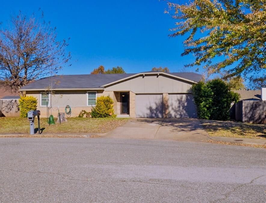 Property Photo: 429 Larkspur Court OK 73003