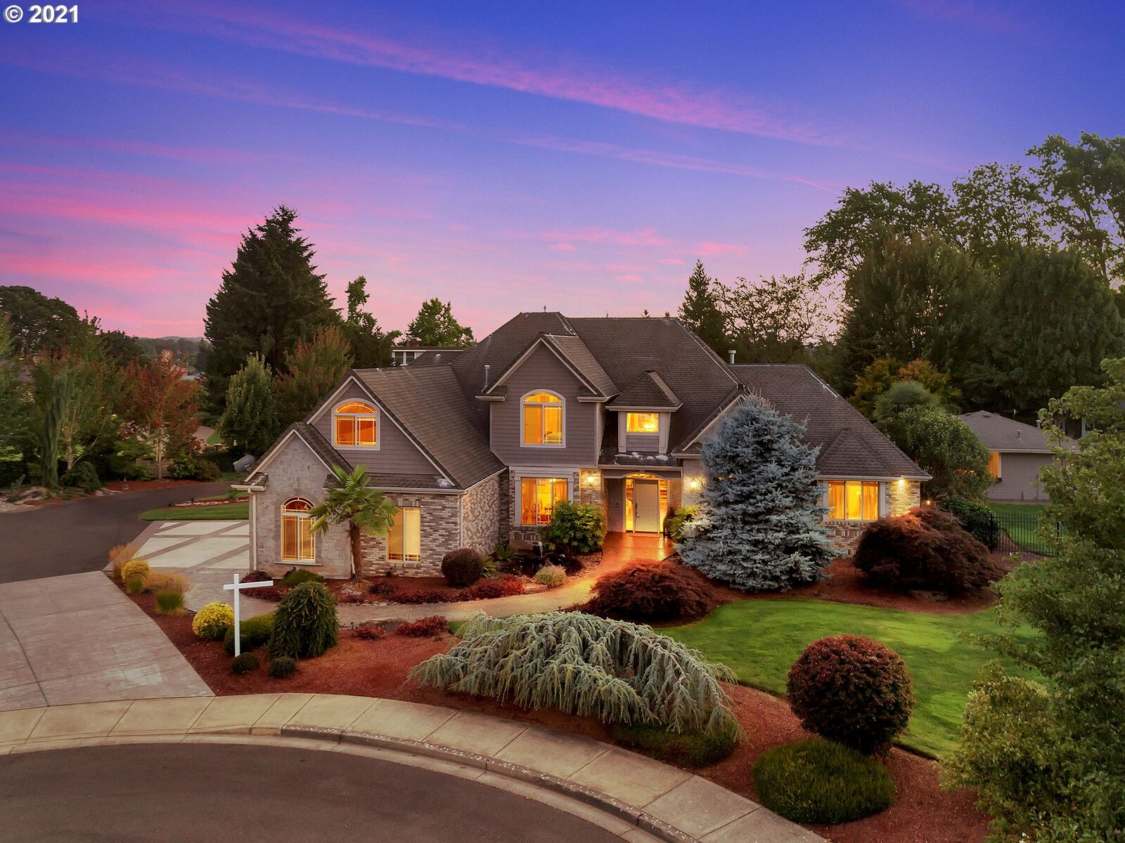 Property Photo: 1683 Mountain Dr OR 97383