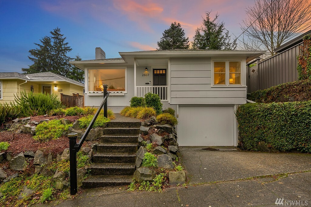 Property Photo:  2607 W Howe St  WA 98199 