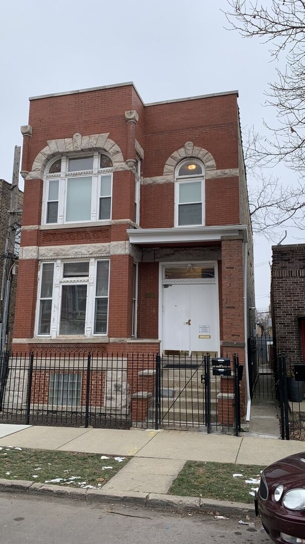 Property Photo: 1543 N Rockwell Street 2 IL 60622