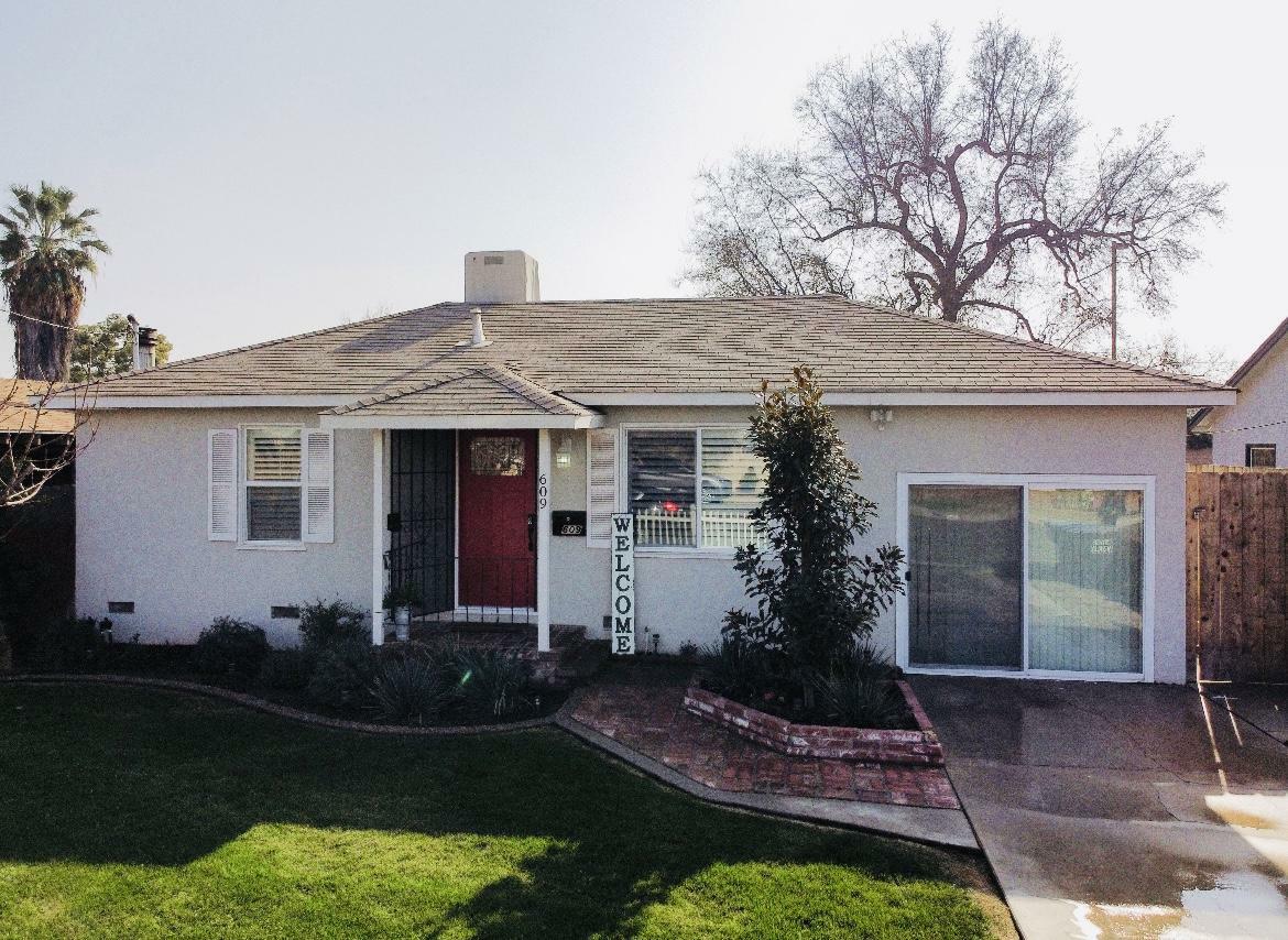 Property Photo:  609 E Laurel Avenue  CA 93292 