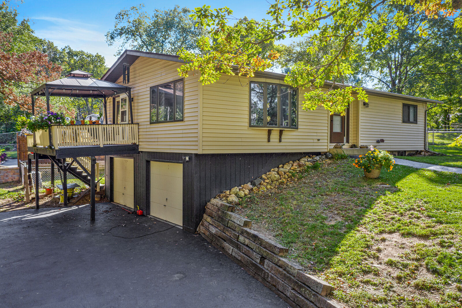 Property Photo:  38565 N Lincoln Avenue  IL 60081 