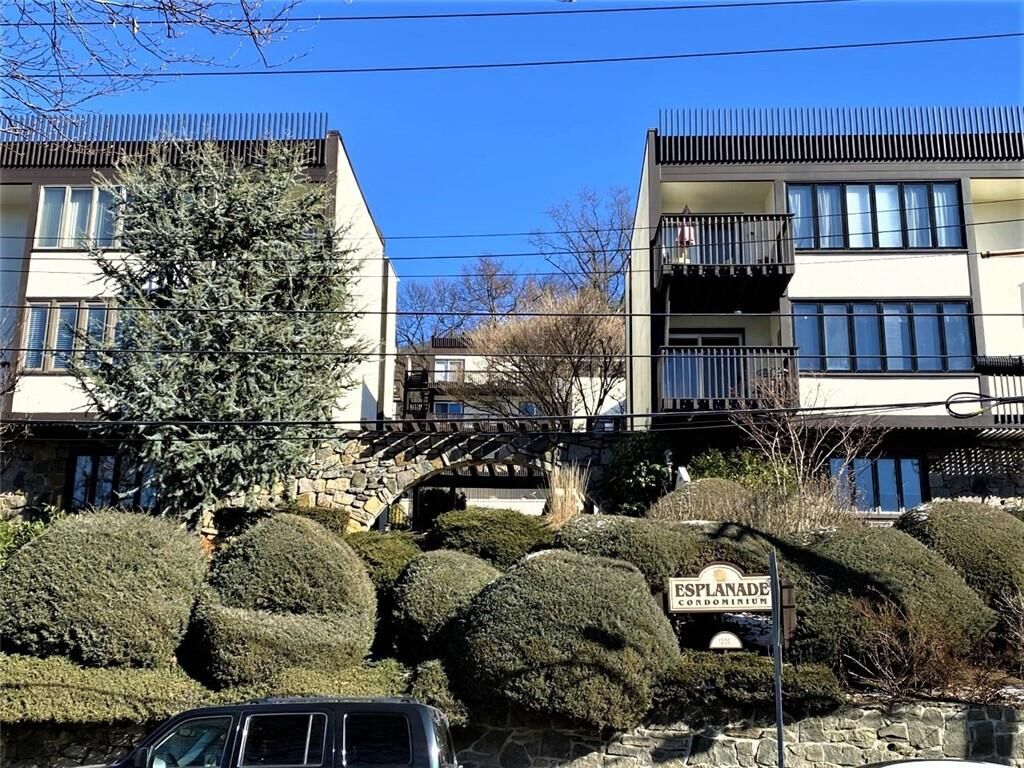 Property Photo:  1200 Warburton Avenue 6  NY 10701 