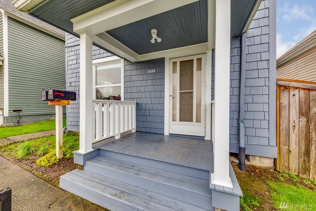 Property Photo:  2112 Wetmore Ave  WA 98201 