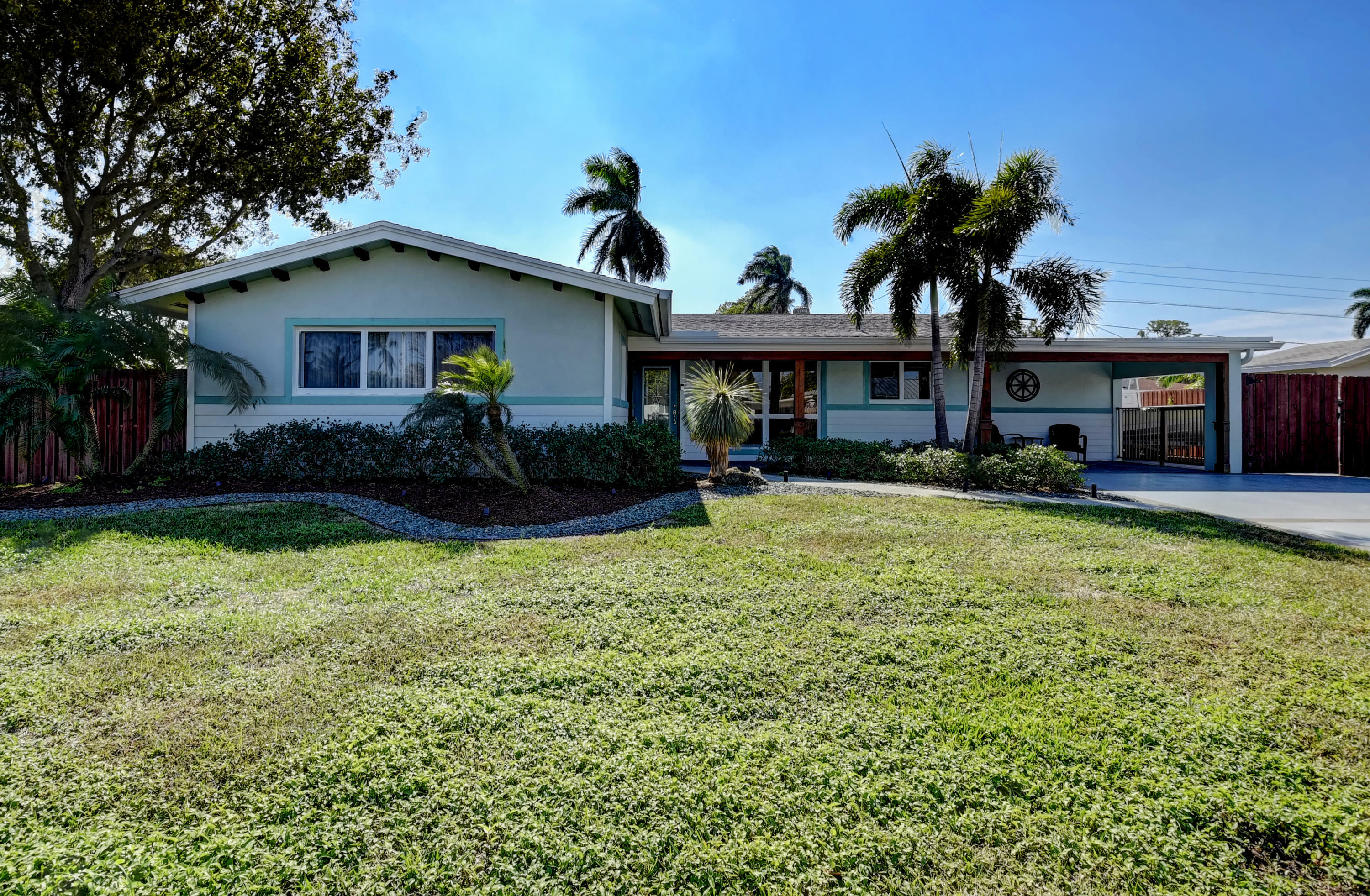 Property Photo:  702 SW 27th Terrace  FL 33435 