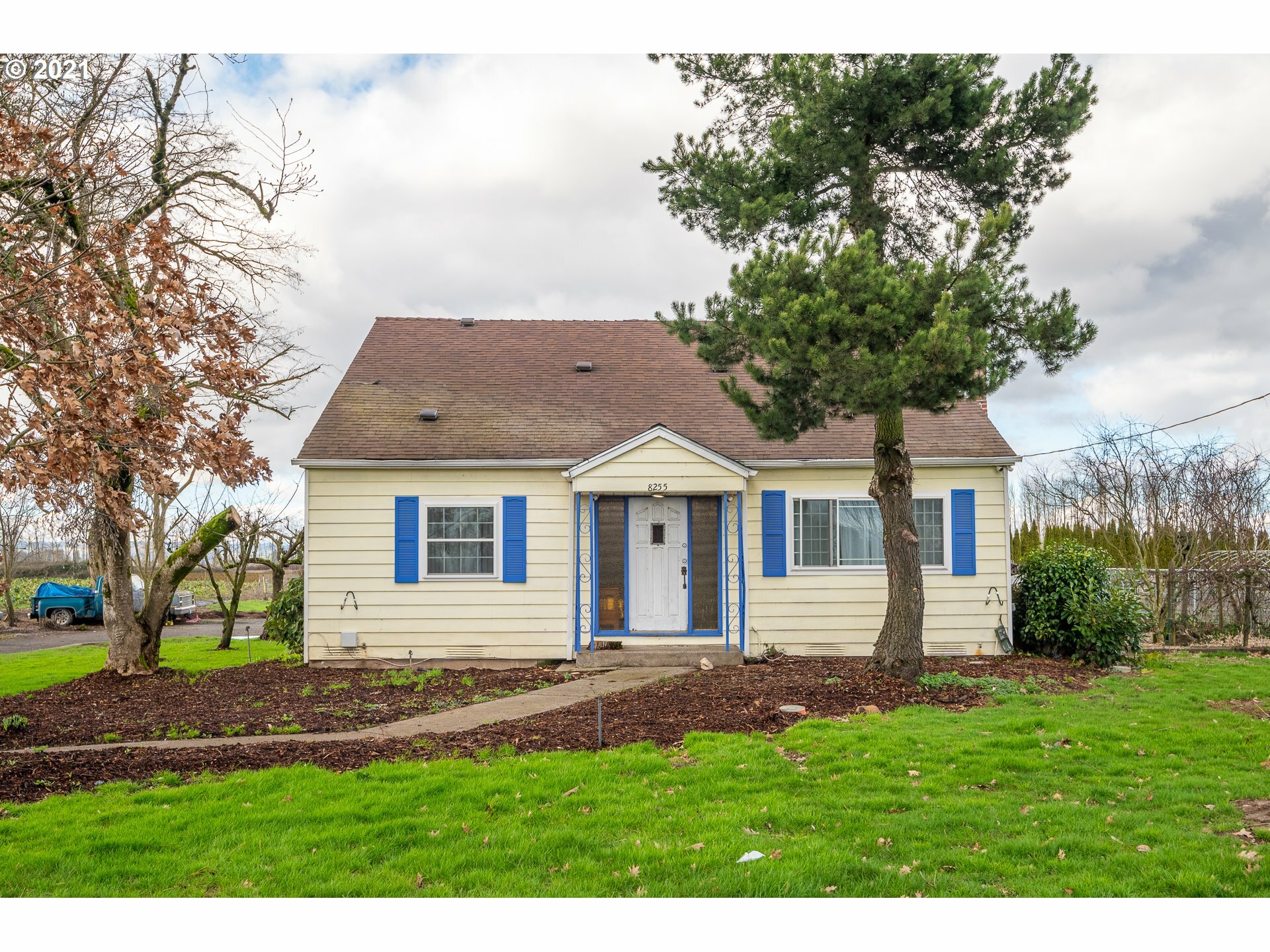 Property Photo: 8255 Portland Rd OR 97305