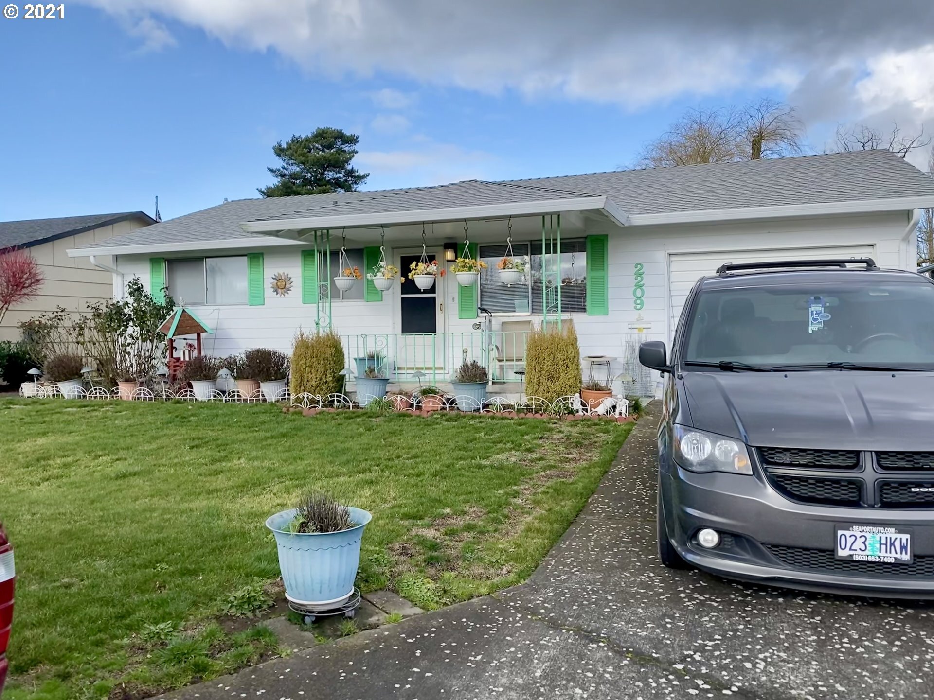 Property Photo:  2209 Country Club Ter  OR 97071 