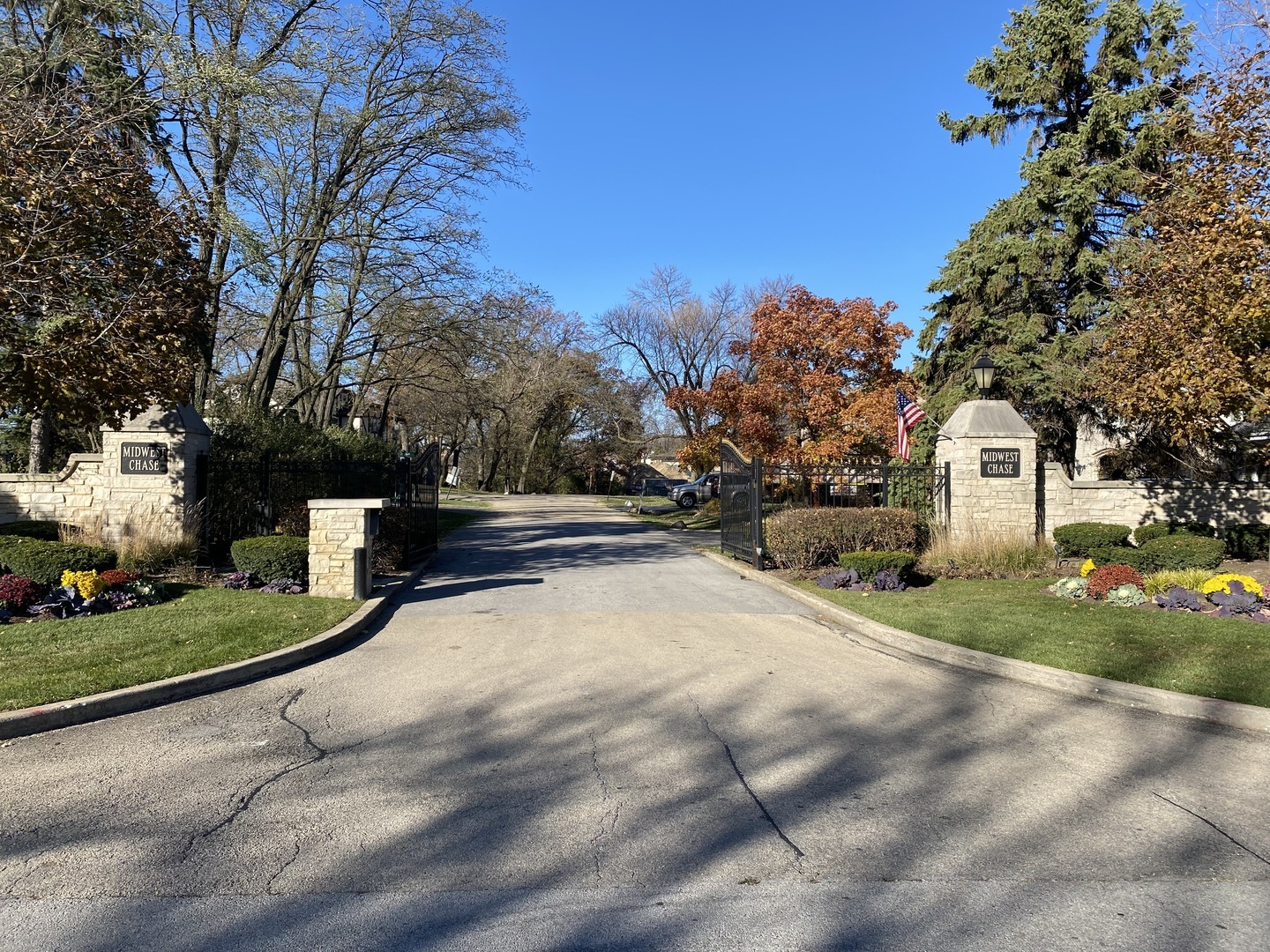 Property Photo:  202 Roslyn Road  IL 60523 