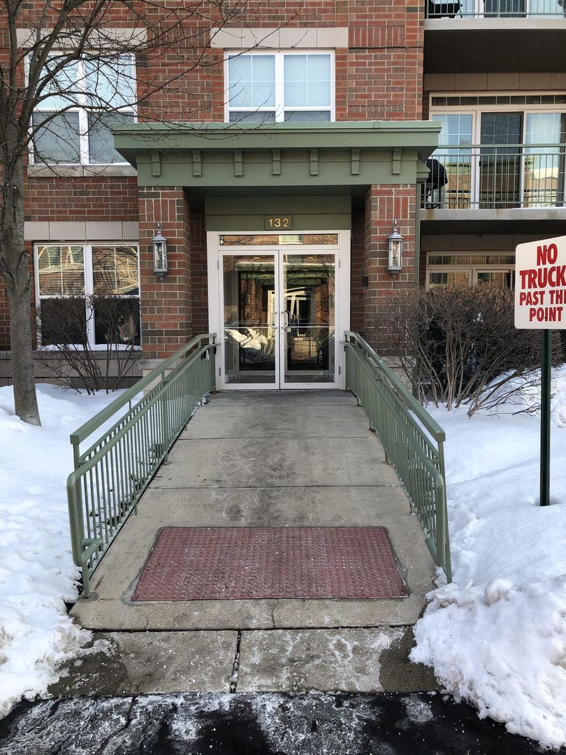 Property Photo: 132 W Johnson Street 501 IL 60067
