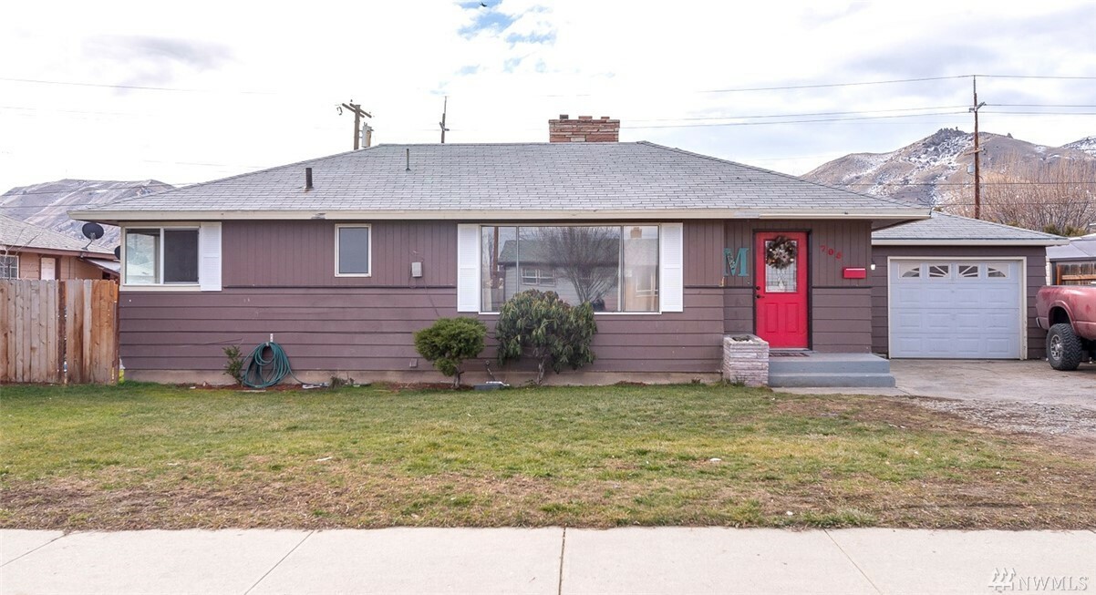 Property Photo: 705 Schons Place WA 98801