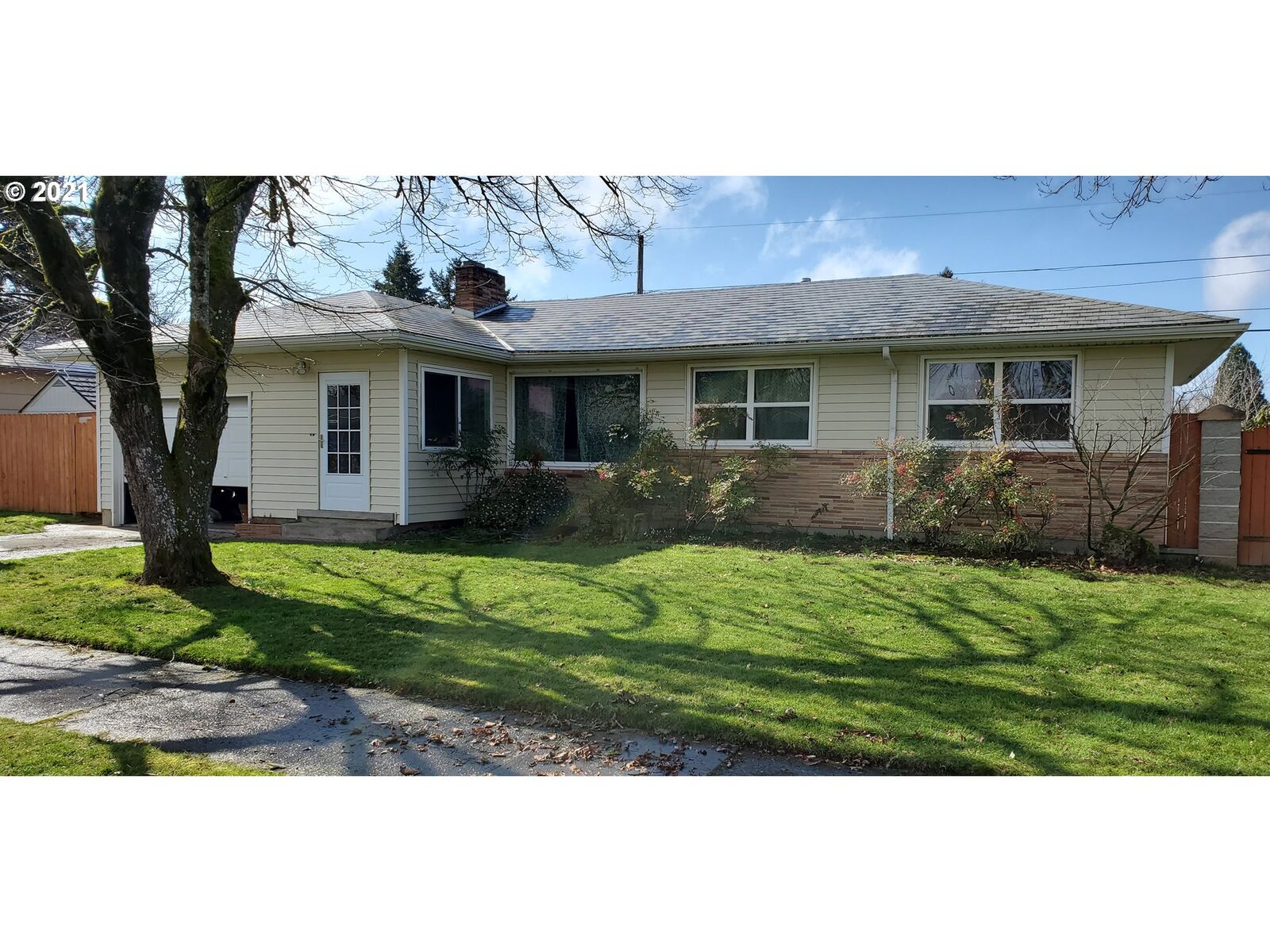 Property Photo:  815 SE 165th Ave  OR 97233