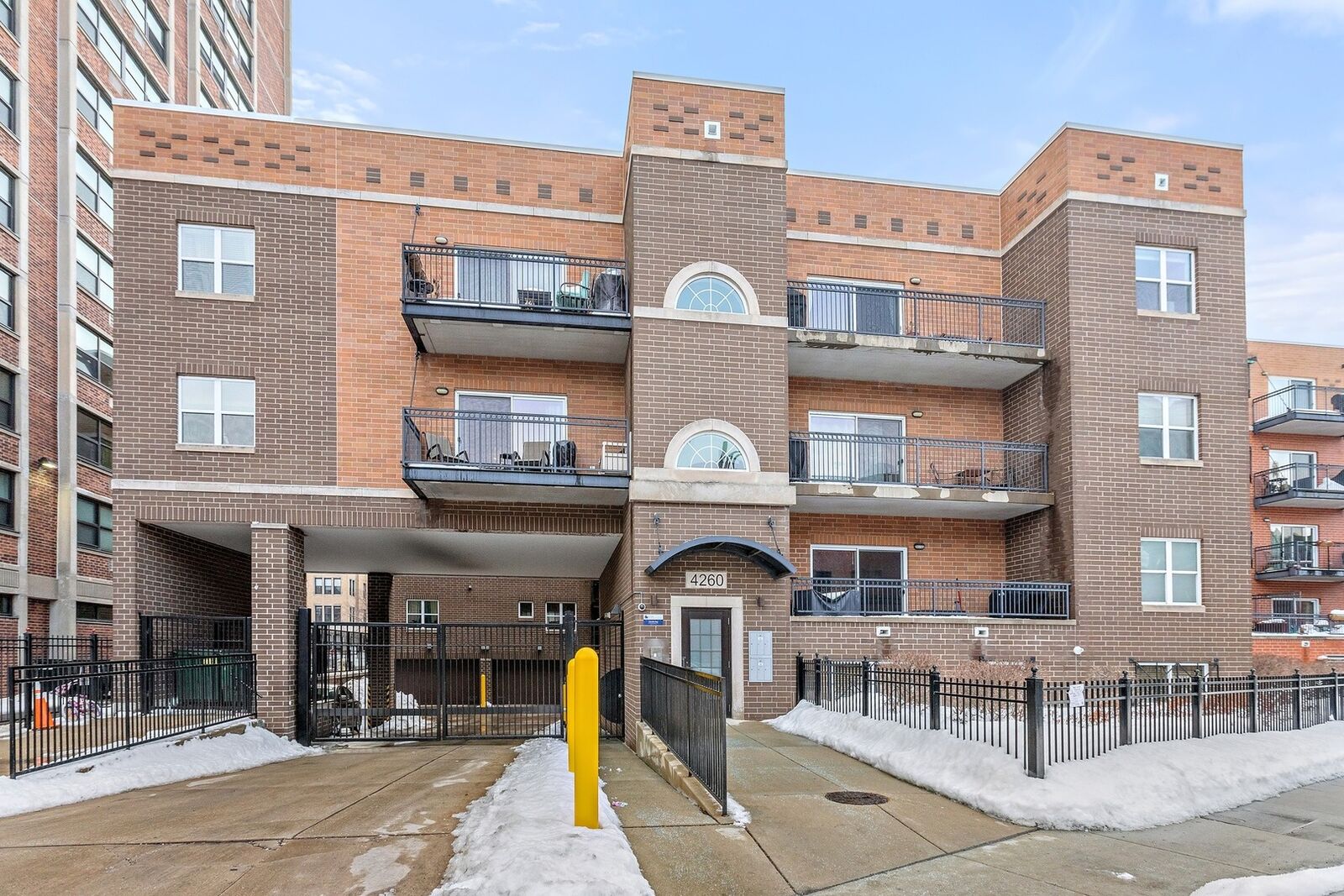 Property Photo: 4260 N Broadway Street 301 IL 60613